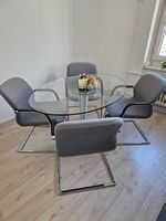 Ovaler Glastisch