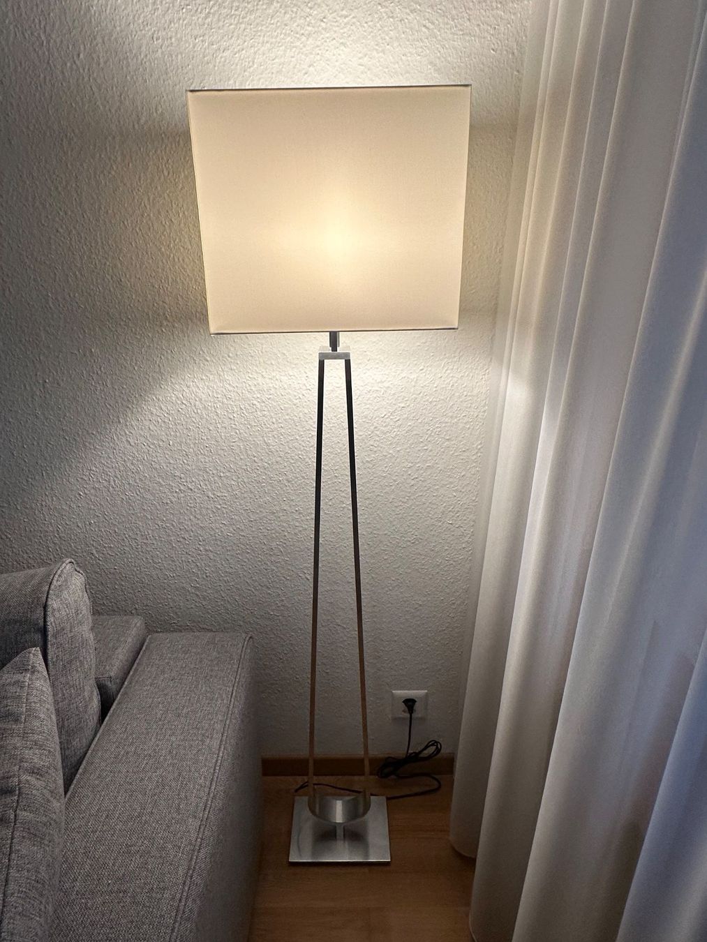 Ikea Lampade: Stehlampe dimmbar mit weissem Lampenschirm – Usato da Zürich venduto da Chrugeli73