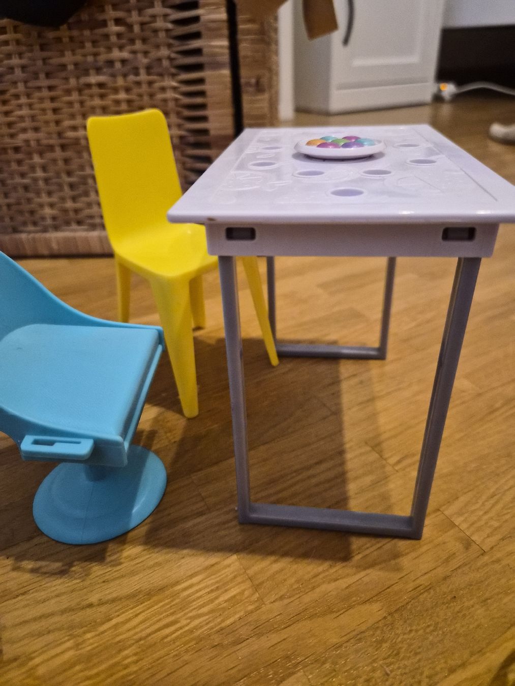 Spielzeuge: tavolo, sedie e divano  – Gebraucht aus Reinach BL von Glitterlol 4