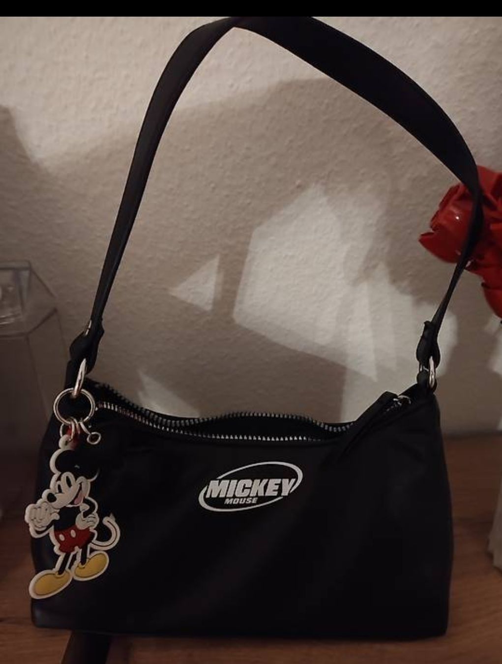 Disney Borse: Schwarze Mickey Mouse Tasche mit Anhänger – Nuovo (secondo la descrizione) da Itingen venduto da roo_6q2v