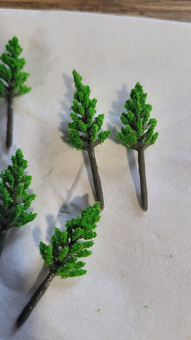Modellini di ferrovie: 10 petits sapins clairs – Nuovo e nell'imballaggio originale da Saxon venduto da Sebdem 1