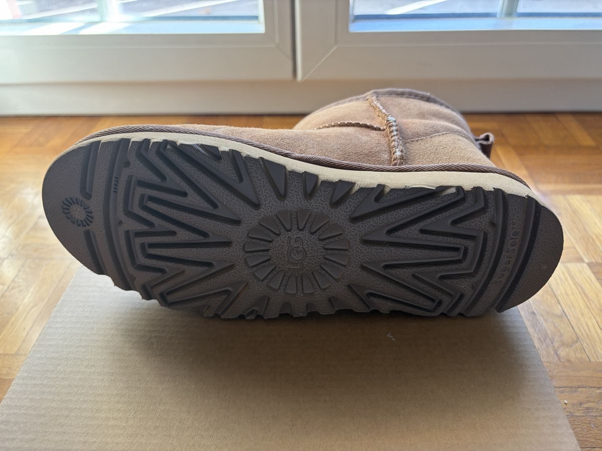 Ugg Chaussures femmes: Ugg Classic Mini 2 taille 40 – Neuf avec emballage d'origine à Perly par Sam.crr 2