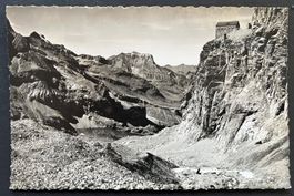Gspaltenhornhütte mit Schwarzhorn und Aermighorn, ca 1950