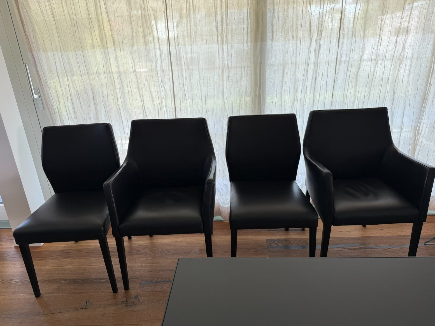 Set di tavolo e panche: MDF Tisch anthrazit mit schwarzen Wittmann Lederstühlen – Usato da Muri b. Bern venduto da ris_m7jw 6