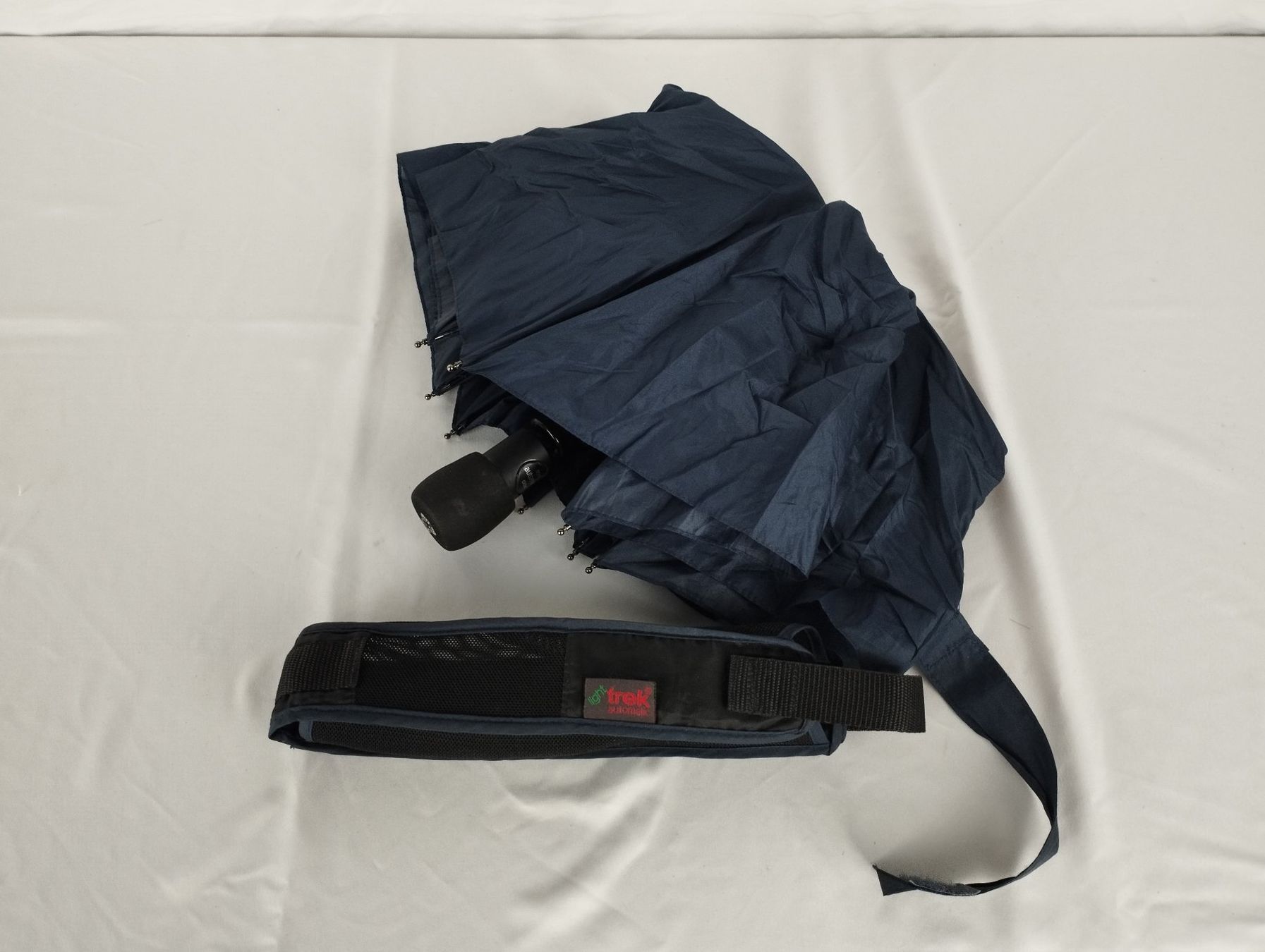 Ombrelli: LIGHT TREK Automatic Regenschirm inkl. Kompas Blau – Usato da Schübelbach venduto da Restwert_Schubelbach 3
