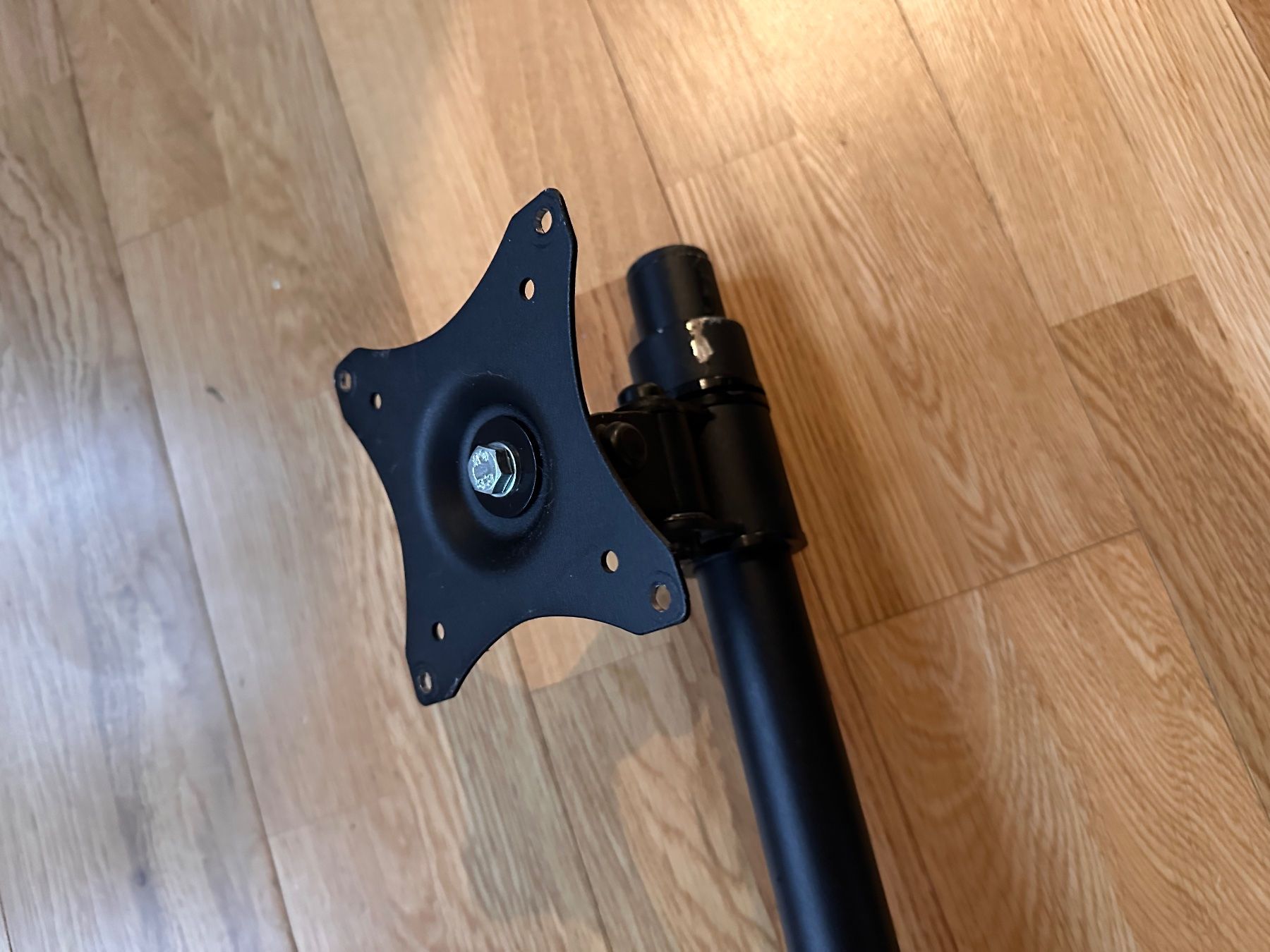 Staffa per monitor: TV Deckenhalterung Edbak 19"-27" – Usato da Luzern venduto da Fjus