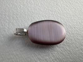 Elegantes Schmuckstück: Lila Katzenaugen-Anhänger in Silber
