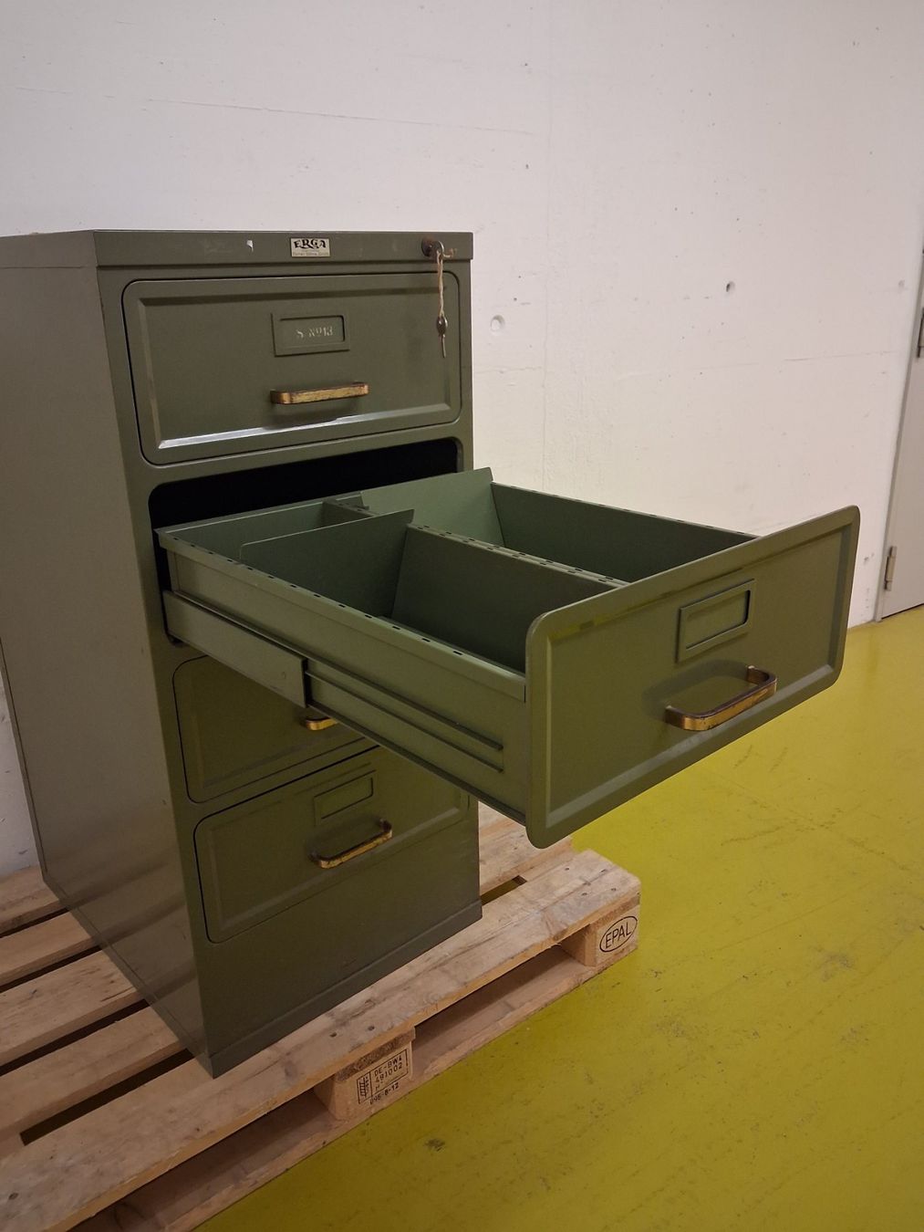 Armoires: Akter Schrank Karteikarten – D'occasion à Winterthur par lampenretter 2