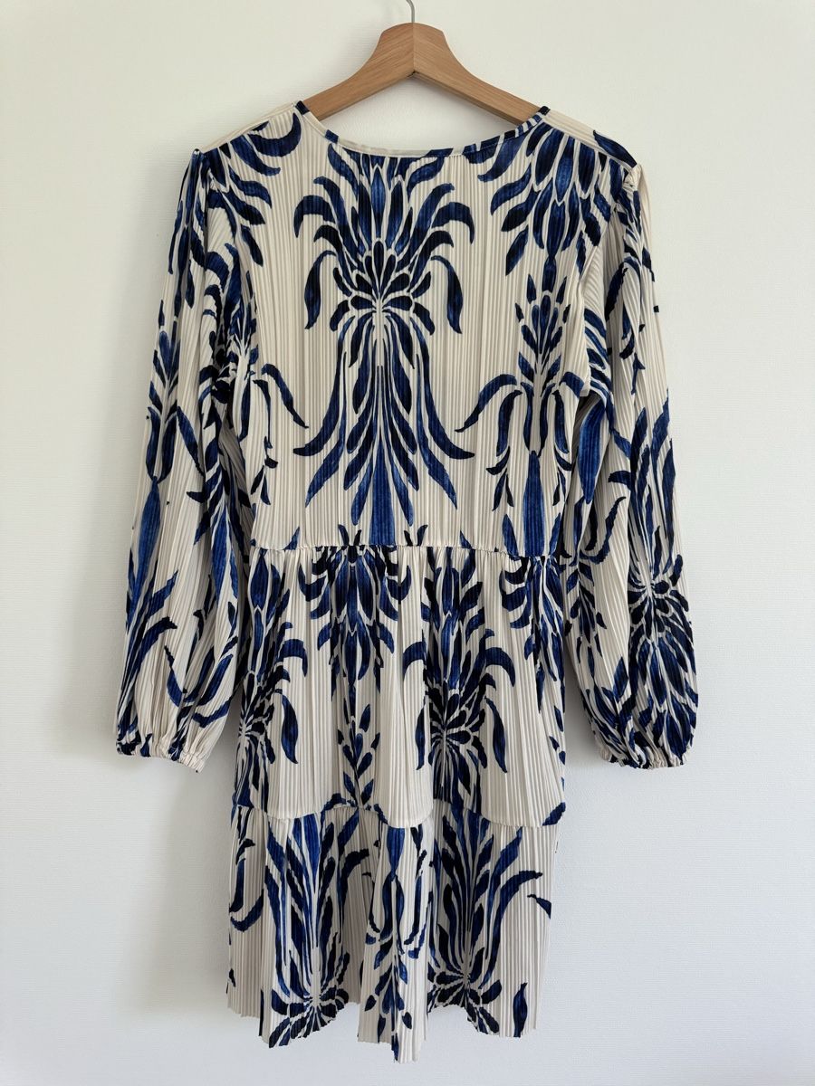 H&M Kleider: Plissee Kleid H&M – Gebraucht aus St. Gallen von nikolasbong 1