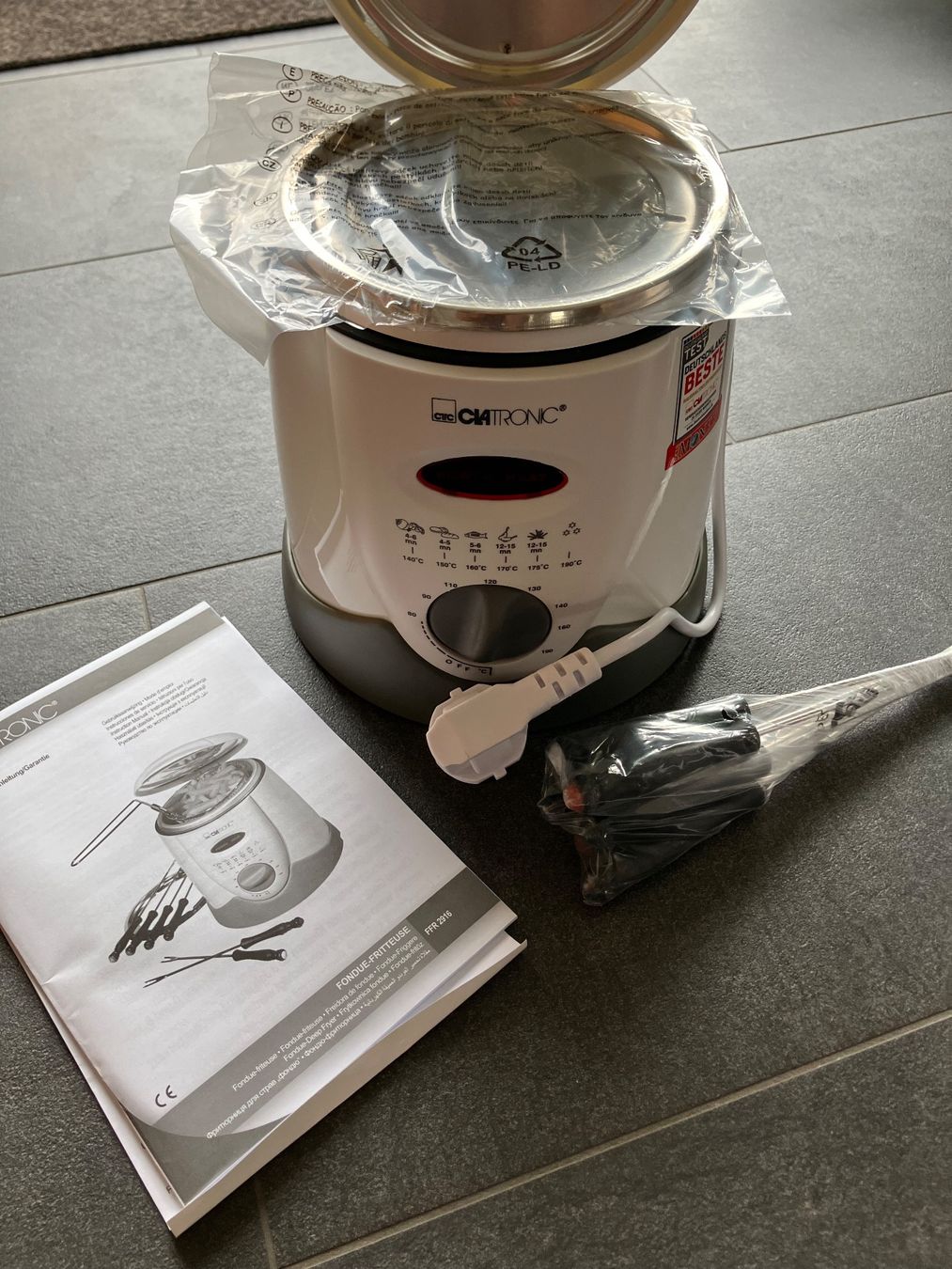 Appareils de cuisine: Fritteuse Clatronic FFR 2916 neu mit Zubehör – Neuf avec emballage d'origine à Münchenwiler par reneporchet