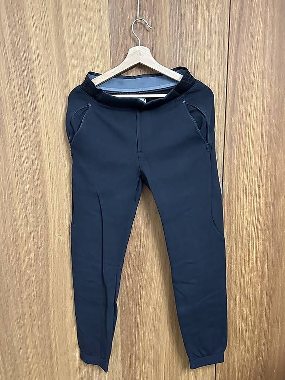 Decathlon Pantaloni: schwarze Trainerhose – Usato da Gais venduto da T_iziana