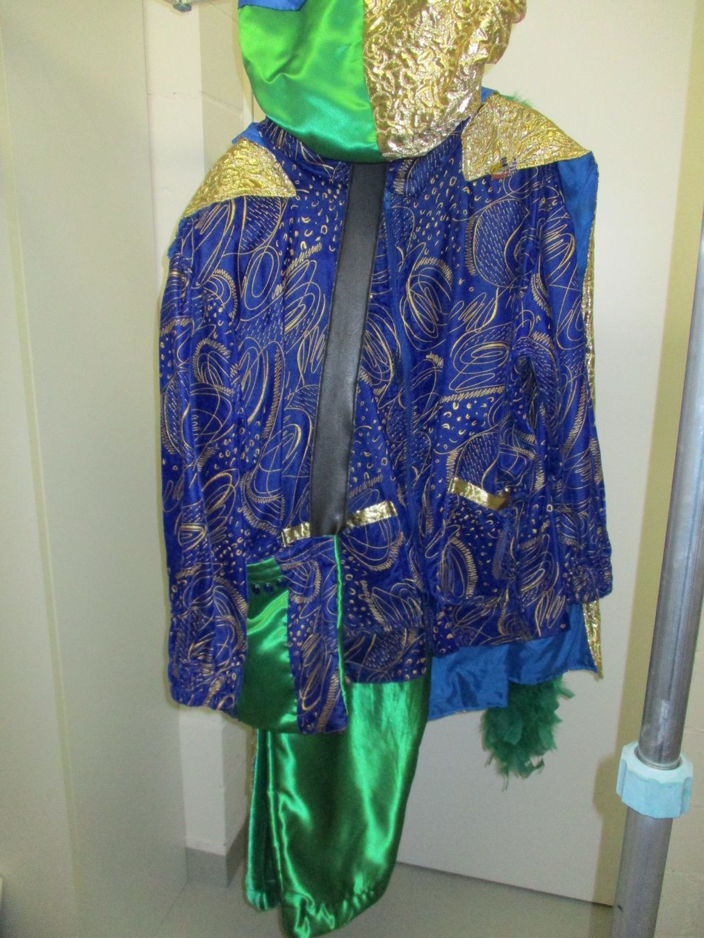 Costumi: Fasnachtsgwändli Gr. M/L – Usato da Birmensdorf ZH venduto da res_wh2b