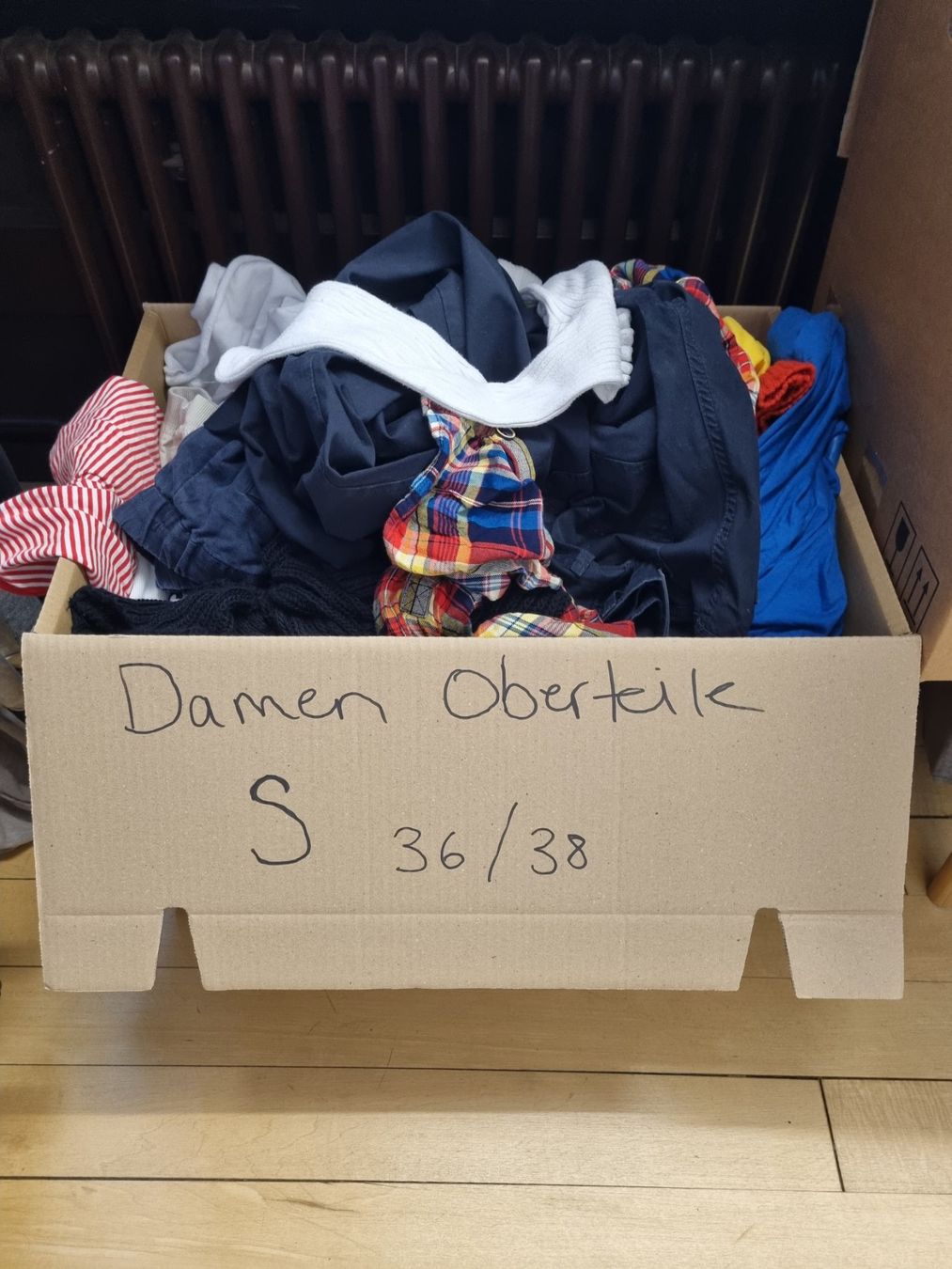 Lotti di vestiti: Damen Kleider Grösse S gemischt 8 fr Kg – Usato da Schönenwerd venduto da Chez_Mimi
