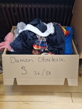 Damen Kleider Grösse S gemischt 8 fr Kg