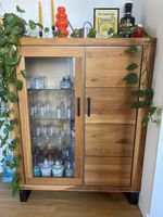 Schöne und praktische Vitrine aus Holz
