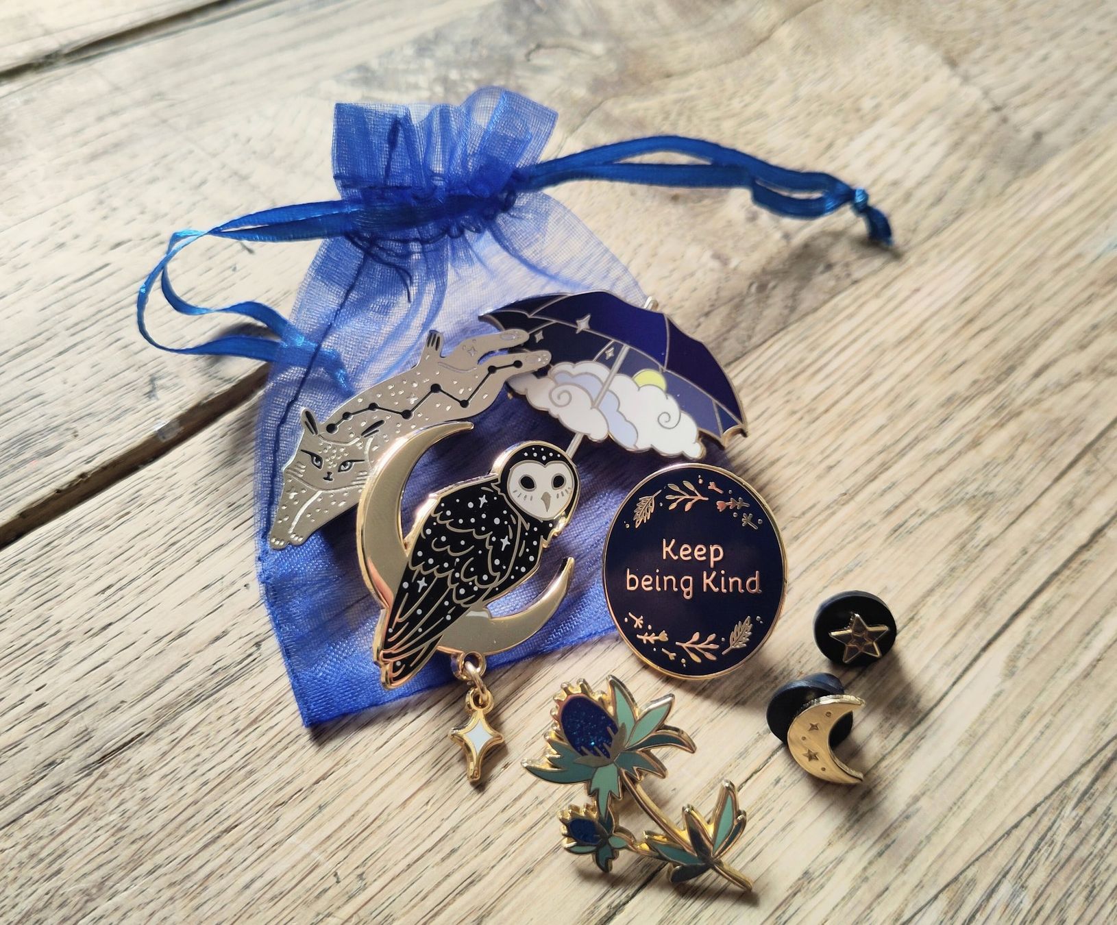 Plaquettes & Badges: Lot pin's Nuit étoilée, neufs – Neuf avec emballage d'origine à Yvonand par rox_8y69