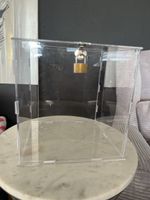 Acrylkiste mit Schloss, einmal gebraucht 