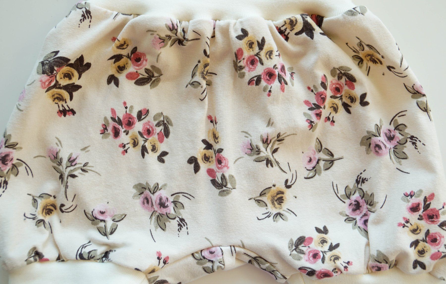 Hosen: Kurze Pumphose mit Blumen  80/86 - NEU – Neu und originalverpackt aus Zürich von sambaum 1