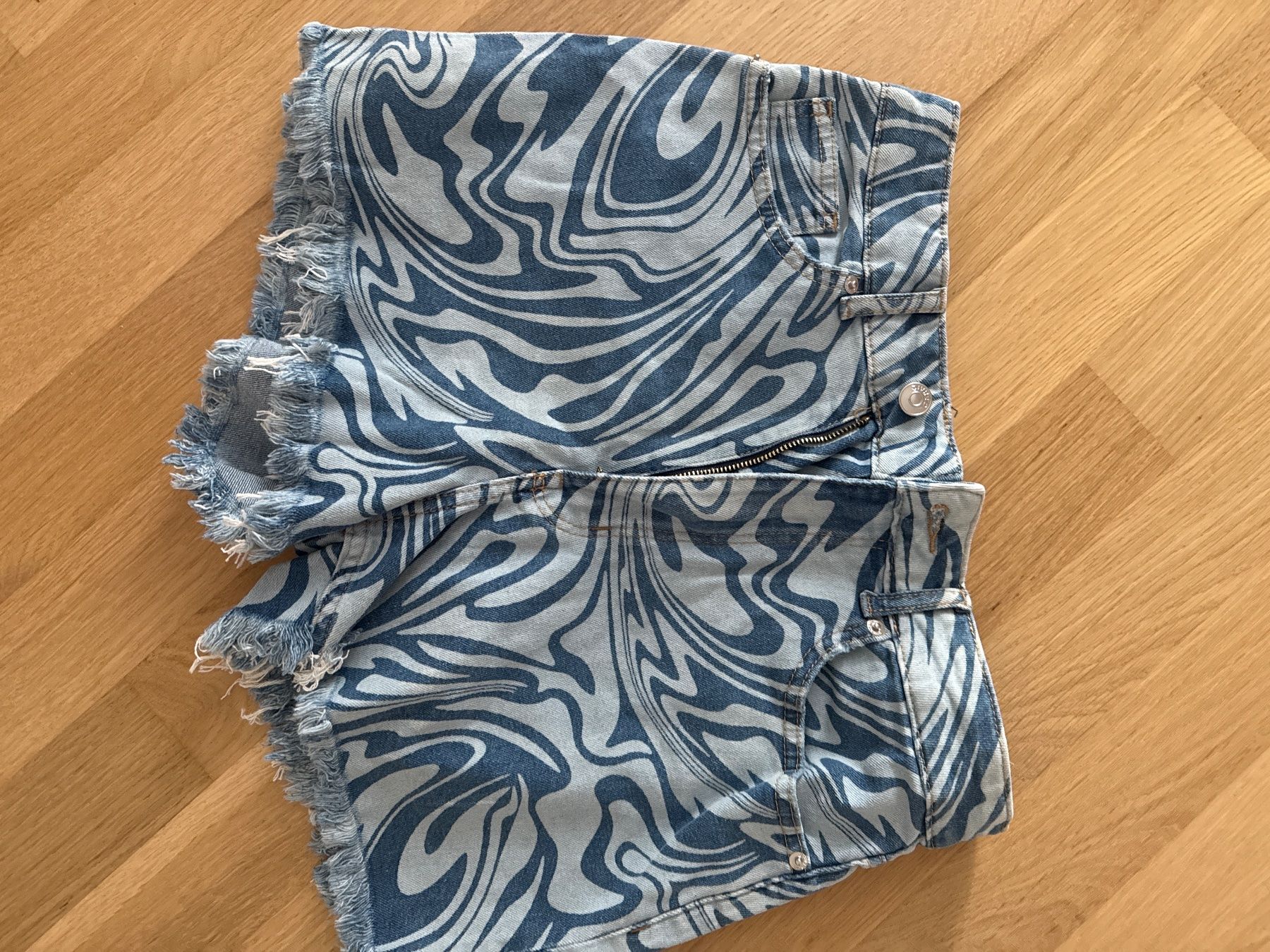 H&M Jeans: Stylish festival shorts – Gebraucht aus Fribourg von ksu_65bh 4