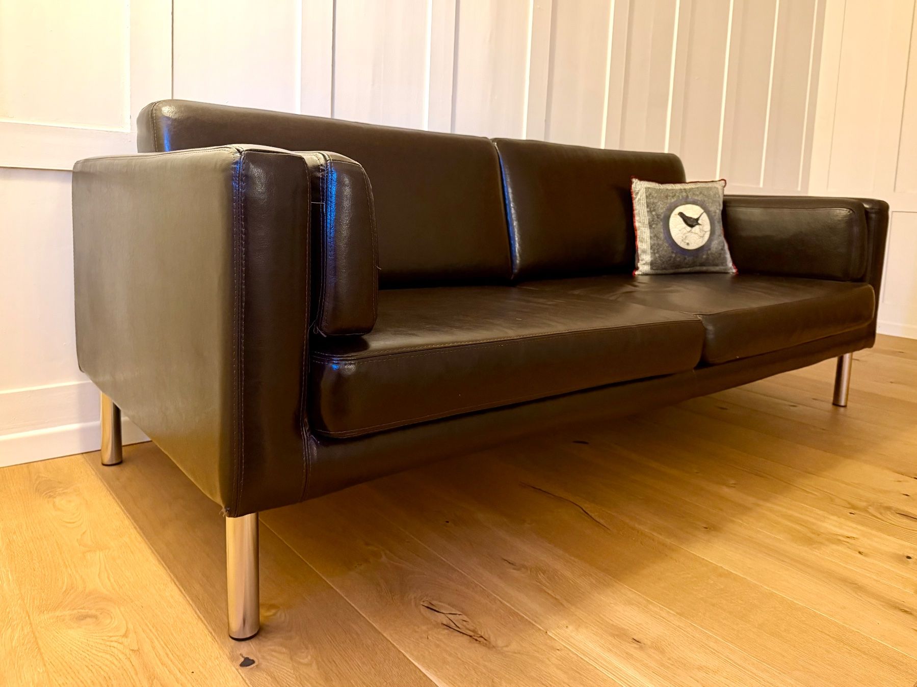Ikea Sofas: Dunkelbraunes Kunstleder-Sofa – Gebraucht aus St. Gallen von kehlf 1