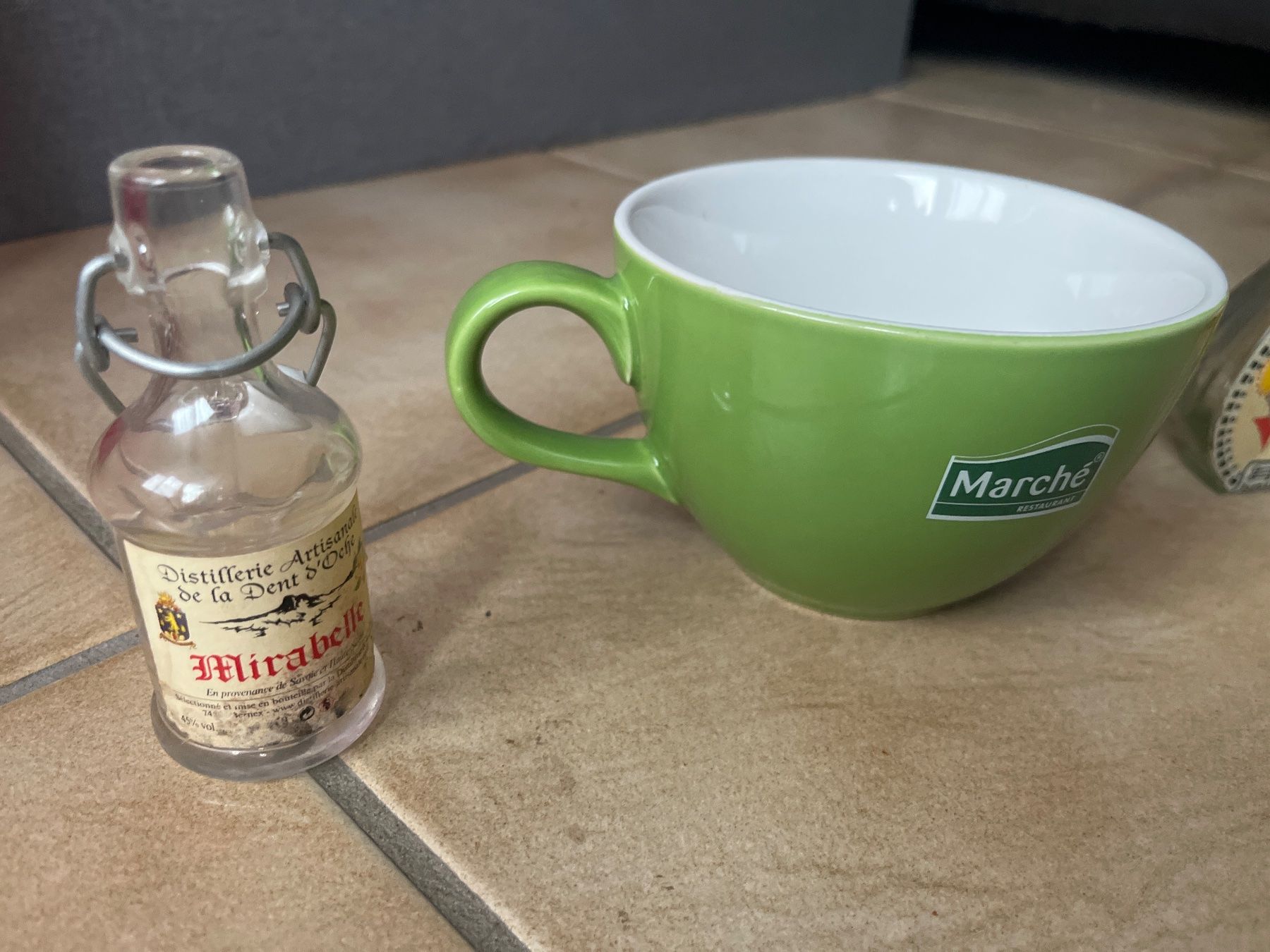 Verres: Bouteille et tasse Marché Restaurant – D'occasion à Vernayaz par Darkfrost 1