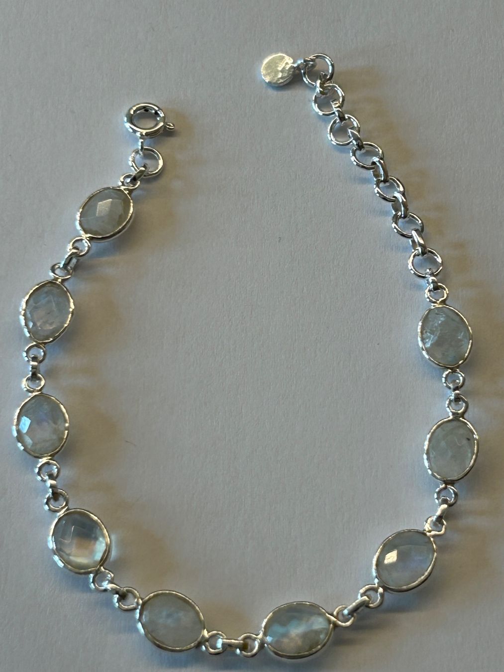 Bracciali & Braccialetti: Armband aus Sterling Silber & facettiertem Mondstein – Nuovo e nell'imballaggio originale da Innertkirchen venduto da Glatthard-Interior