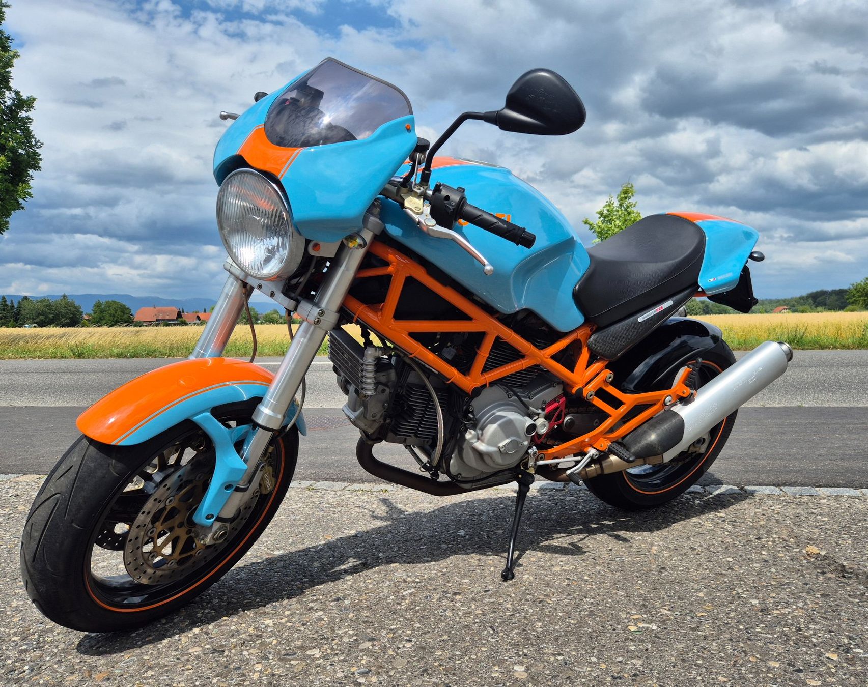 Ducati Strasse: Ducati Monster M1000 in Gulf Farben – Gebraucht aus Kappelen von pneusk