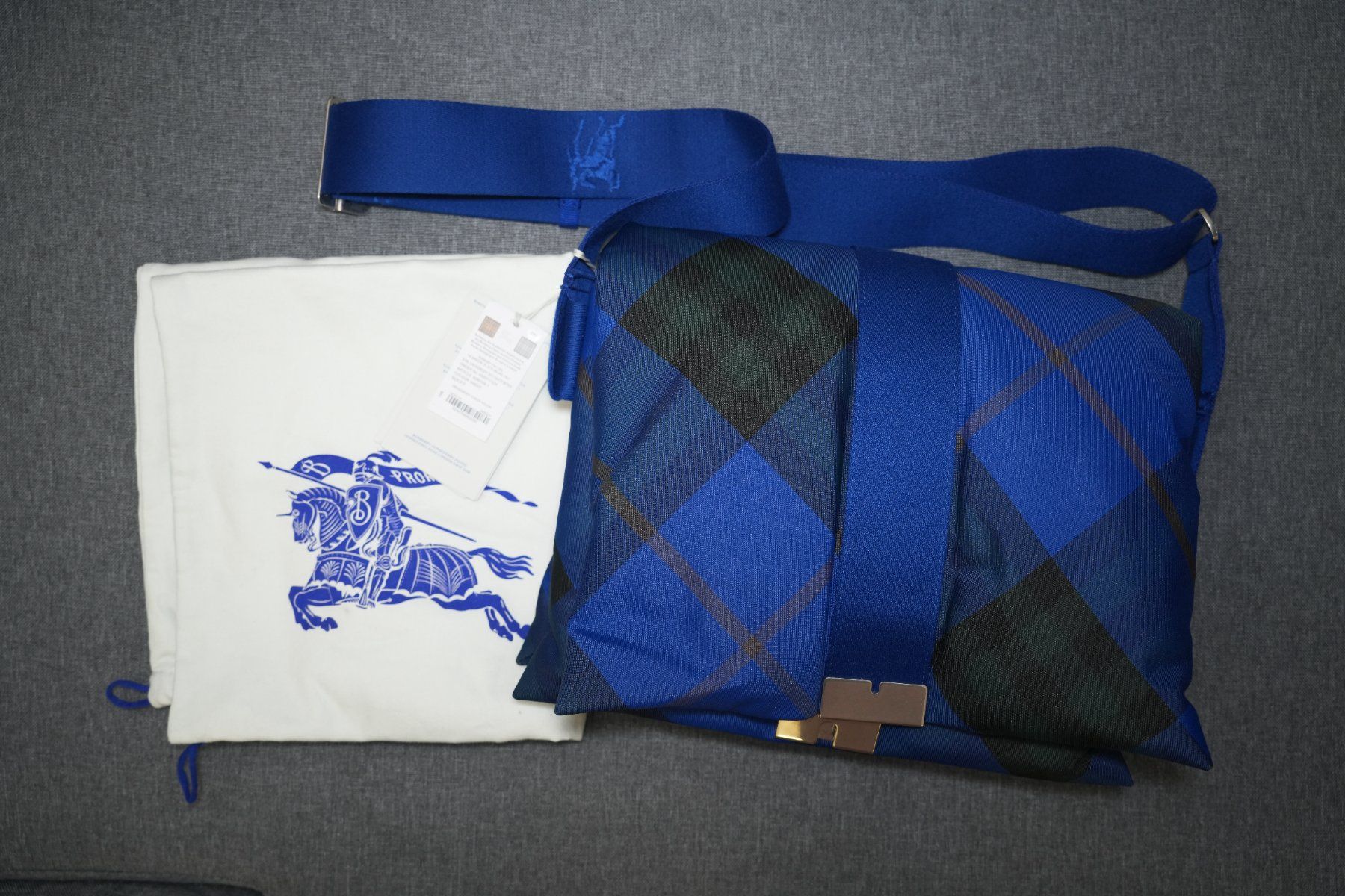 Burberry Borse: Burberry Pillow Bag – Nuovo (secondo la descrizione) da Neuchâtel venduto da yan_lq56