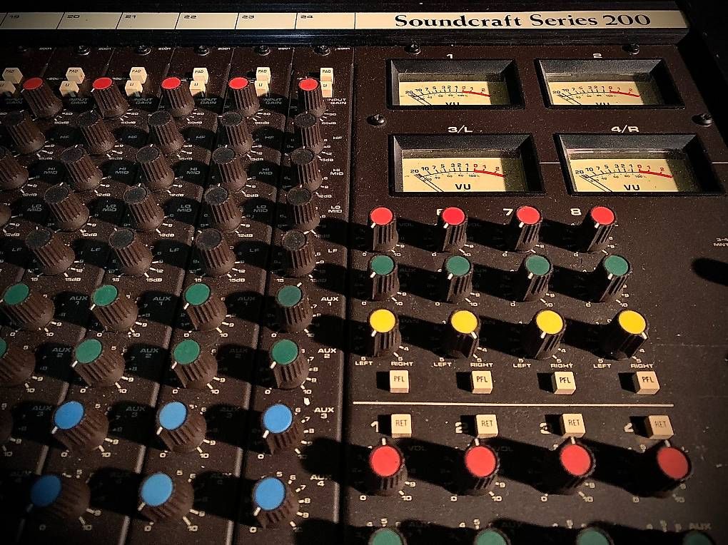 Soundcraft Console di mixaggio: Mixer Soundcraft 200SR 24/4/2 avec Flightcase – Usato da La Chaux-de-Fonds venduto da Simone1180