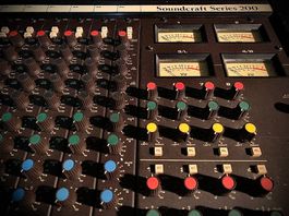 Mixer Soundcraft 200SR 24/4/2 avec Flightcase