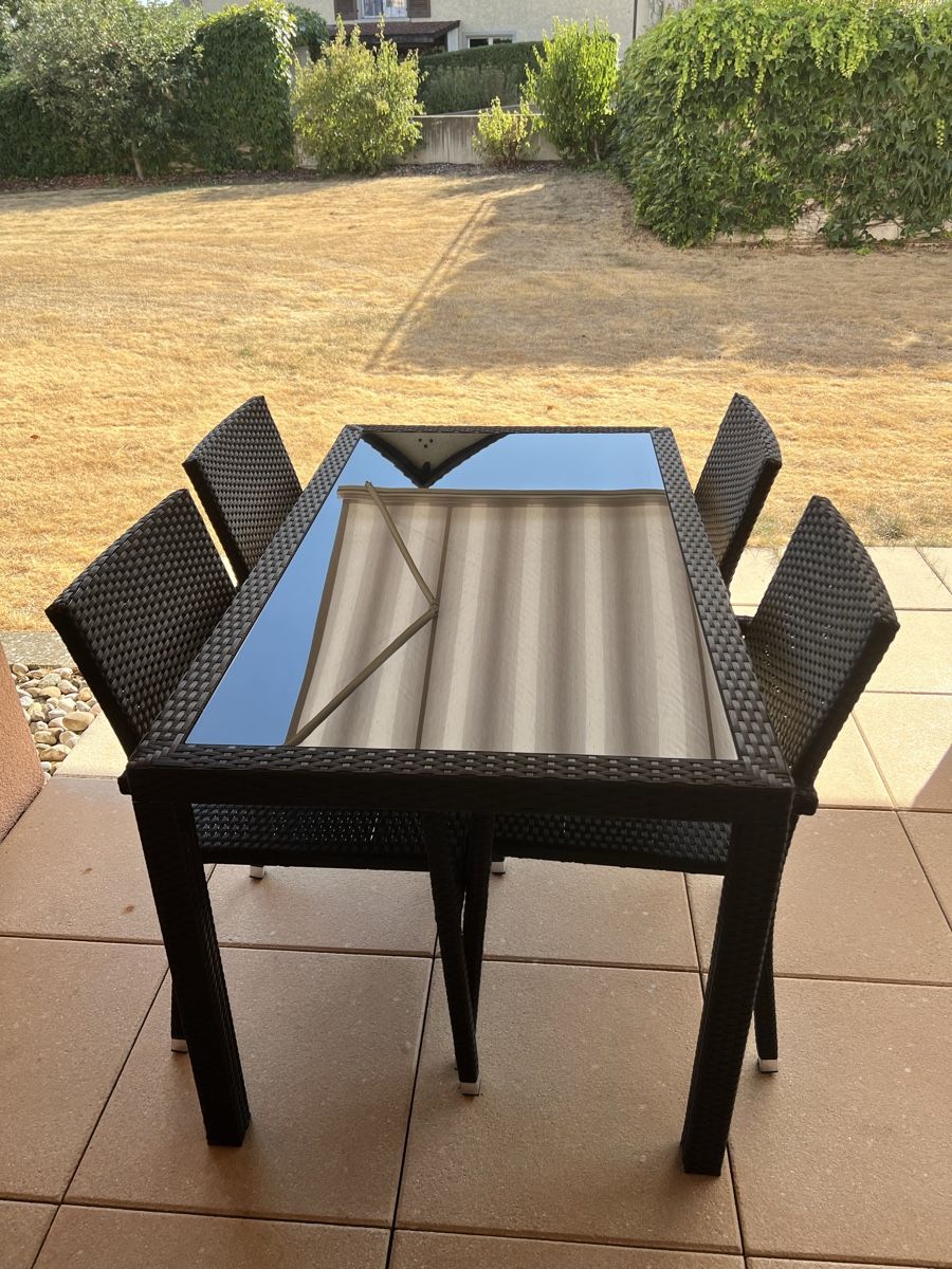 Set di tavolo e panche: Gartentisch und Stühle – Usato da Bettlach venduto da Swiss-2016