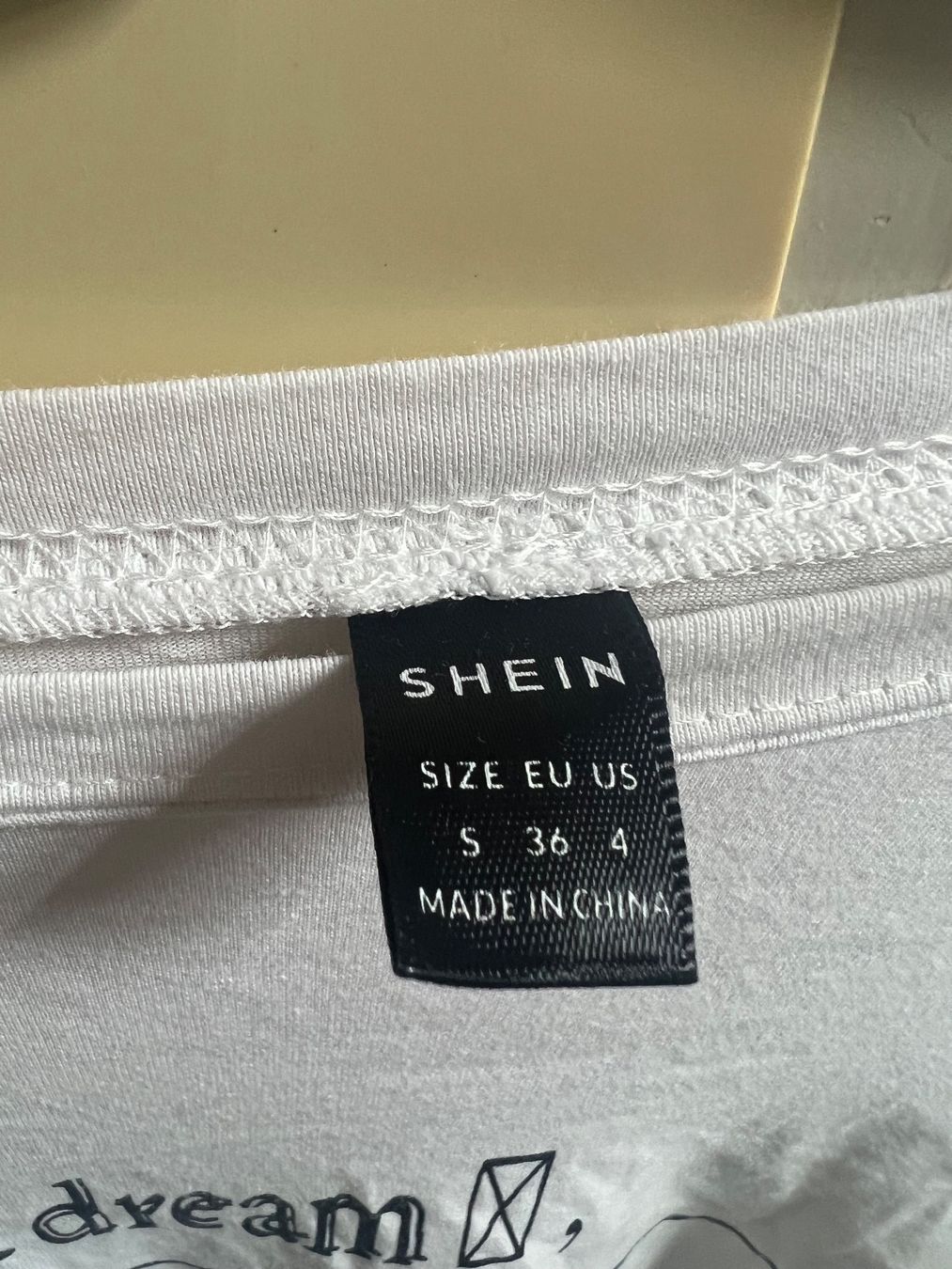 Shein T-shirt: T-shirt Shein – Usato da Kirchberg BE venduto da lea_kb6y 2