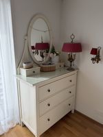 Schöne Kommode mit Spiegel im Landhausstil