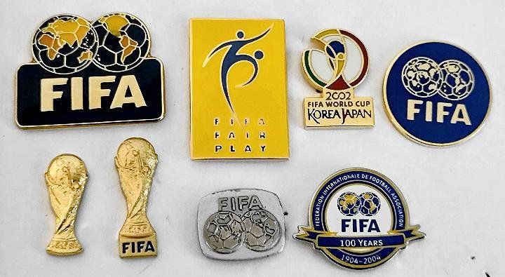 Fifa Placchette & Badge: 8 FIFA  Pins – Usato da Pfäffikon ZH venduto da Colacity