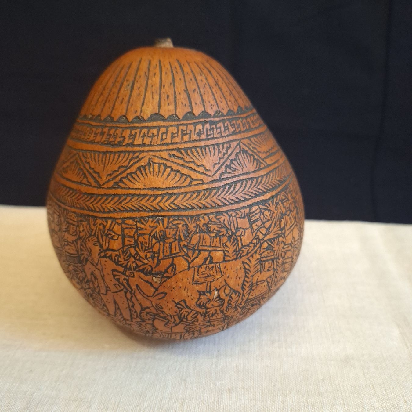 Alle Dekorationen: Versand möglich! Kunstvoll geritzte Kalebasse, Kürbis – Gebraucht aus Winterthur von Goldpipau 3