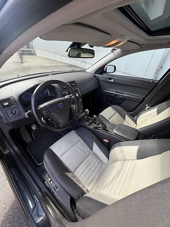 Automobili: Volvo V50 D5 R-Design – Usato da Ursenbach venduto da flueckigeraedu1 2