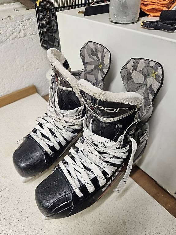 Schlittschuhe: Bauer X3 8EE Schlittschuhe – Gebraucht aus Mühlethurnen von Narr 3
