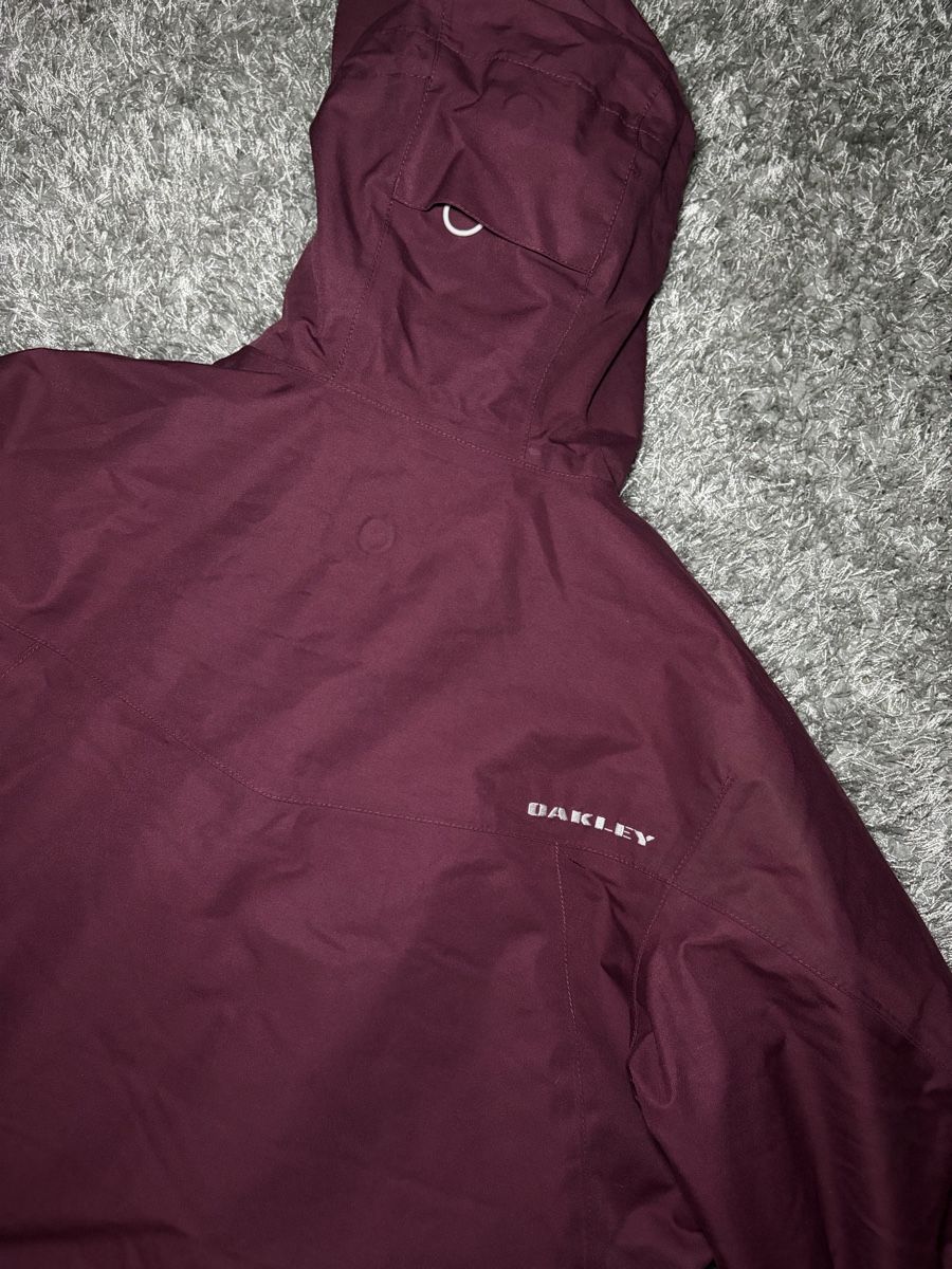Oakley Vestes: Oakley Ski Jacket Maroon Size M – D'occasion à Brislach par edu_t6pq 8