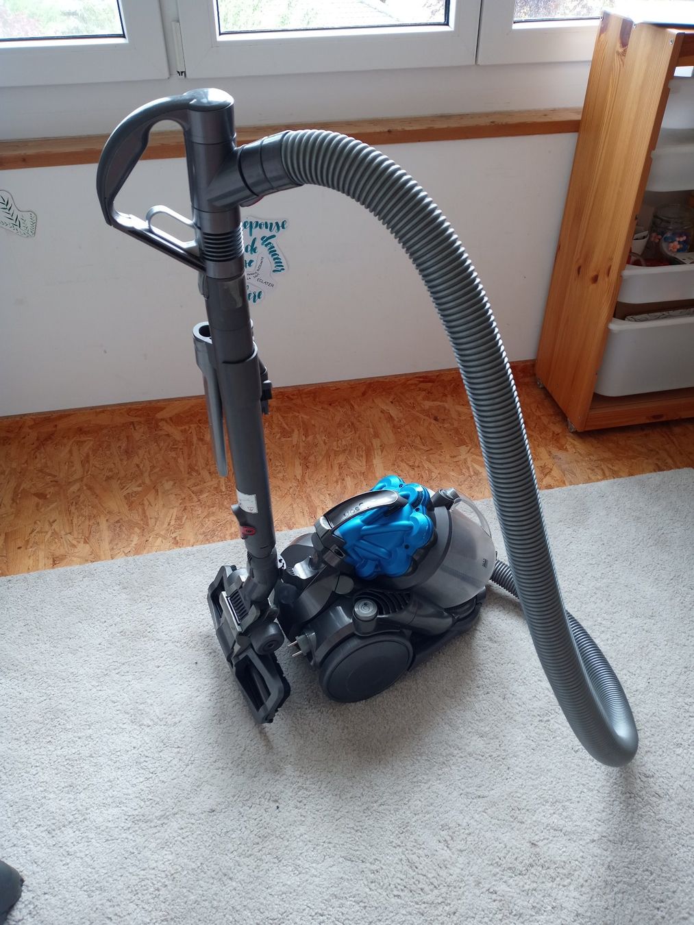 Dyson Aspirapolveri & Accessori: Staubsauer Dyson DC29 mit Zubehör – Usato da Prez-vers-Siviriez venduto da Monija70
