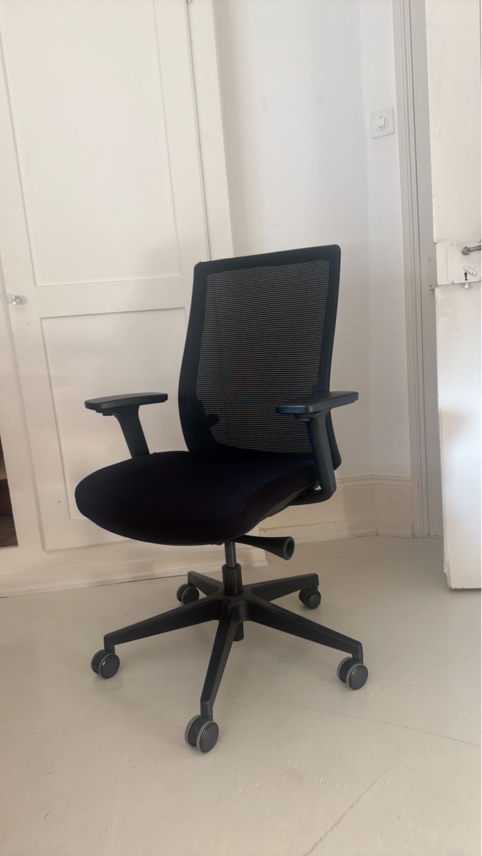 Stühle: Office Chair Mesh Back Armrest Black – Gebraucht aus Zürich von mik_5kd5