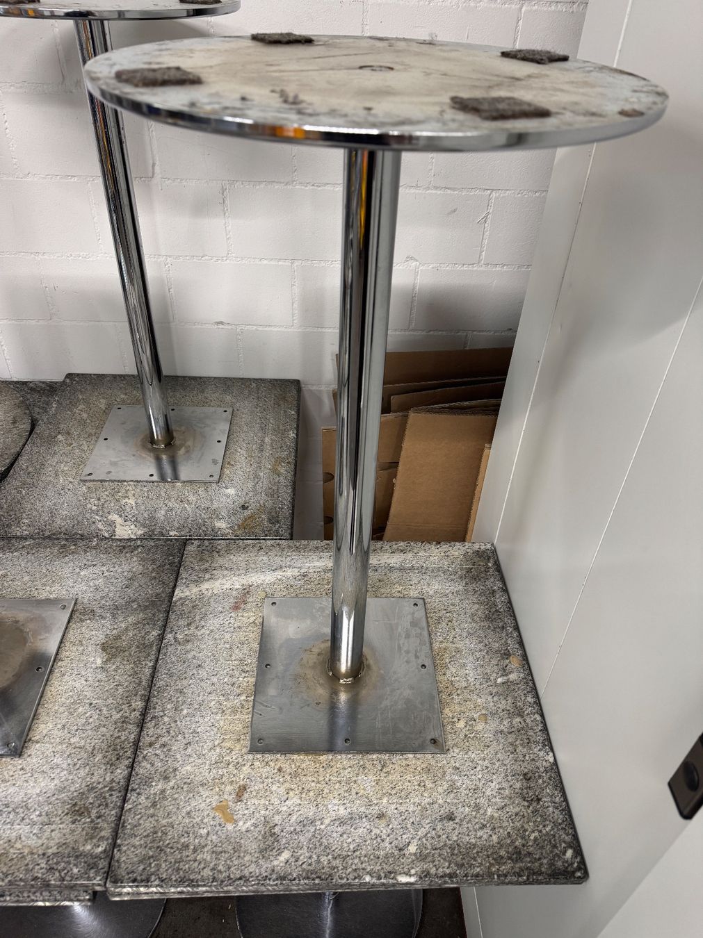 Tavoli: Granittisch mit Chromstahlfuss – Usato da Küsnacht ZH venduto da Confiserie_Honold 3