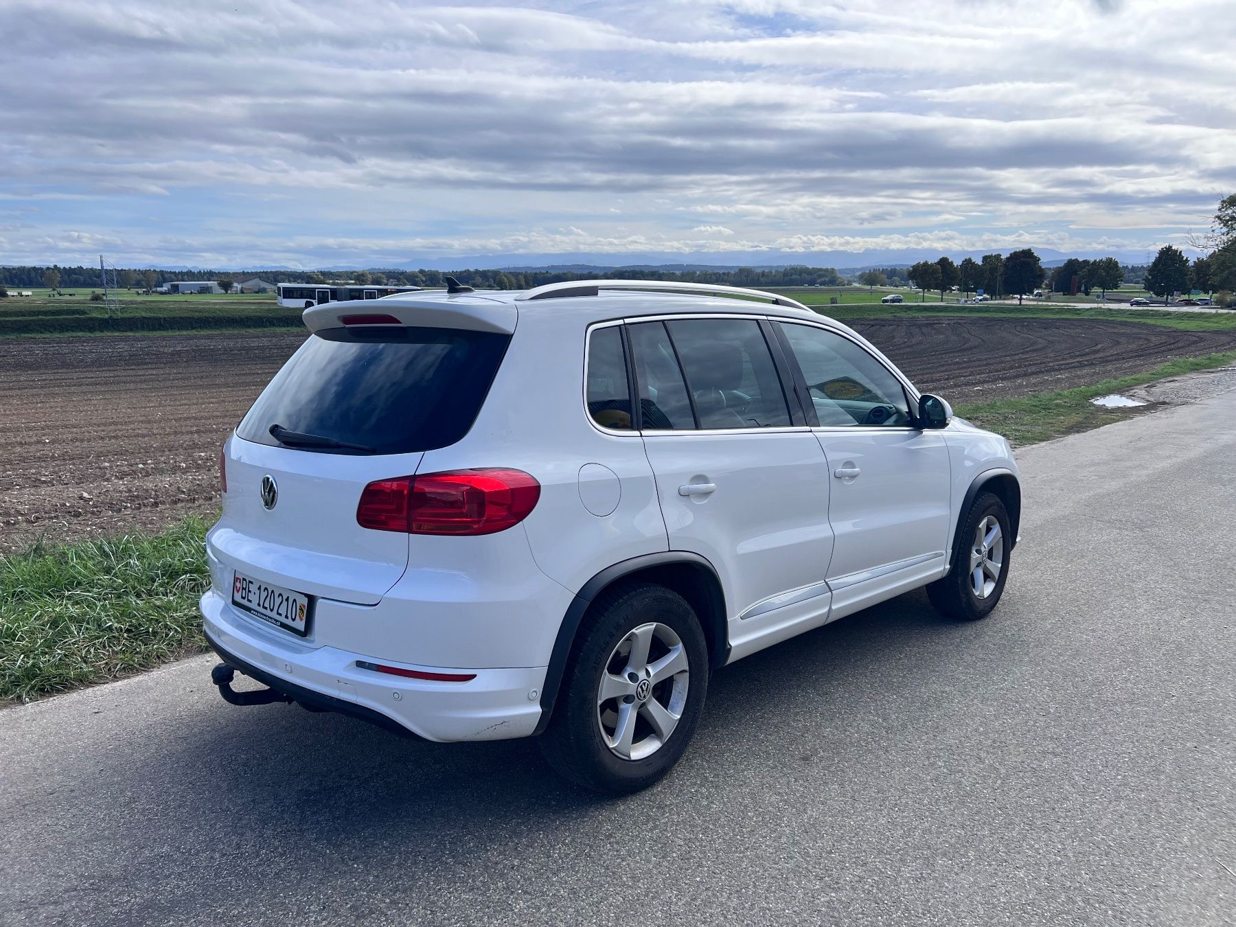 VW Tiguan 2.0 TSI – R-Line – 8-fach bereift (D'occasion) à Vinelz pour ...