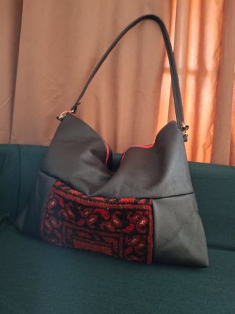 Grosses Leder Handtasche mit Teppich-Detail, neuwertig