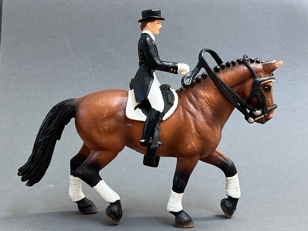 Schleich Turnier Dressur Pferd mit Reiterin Hannoveraner | Kaufen auf