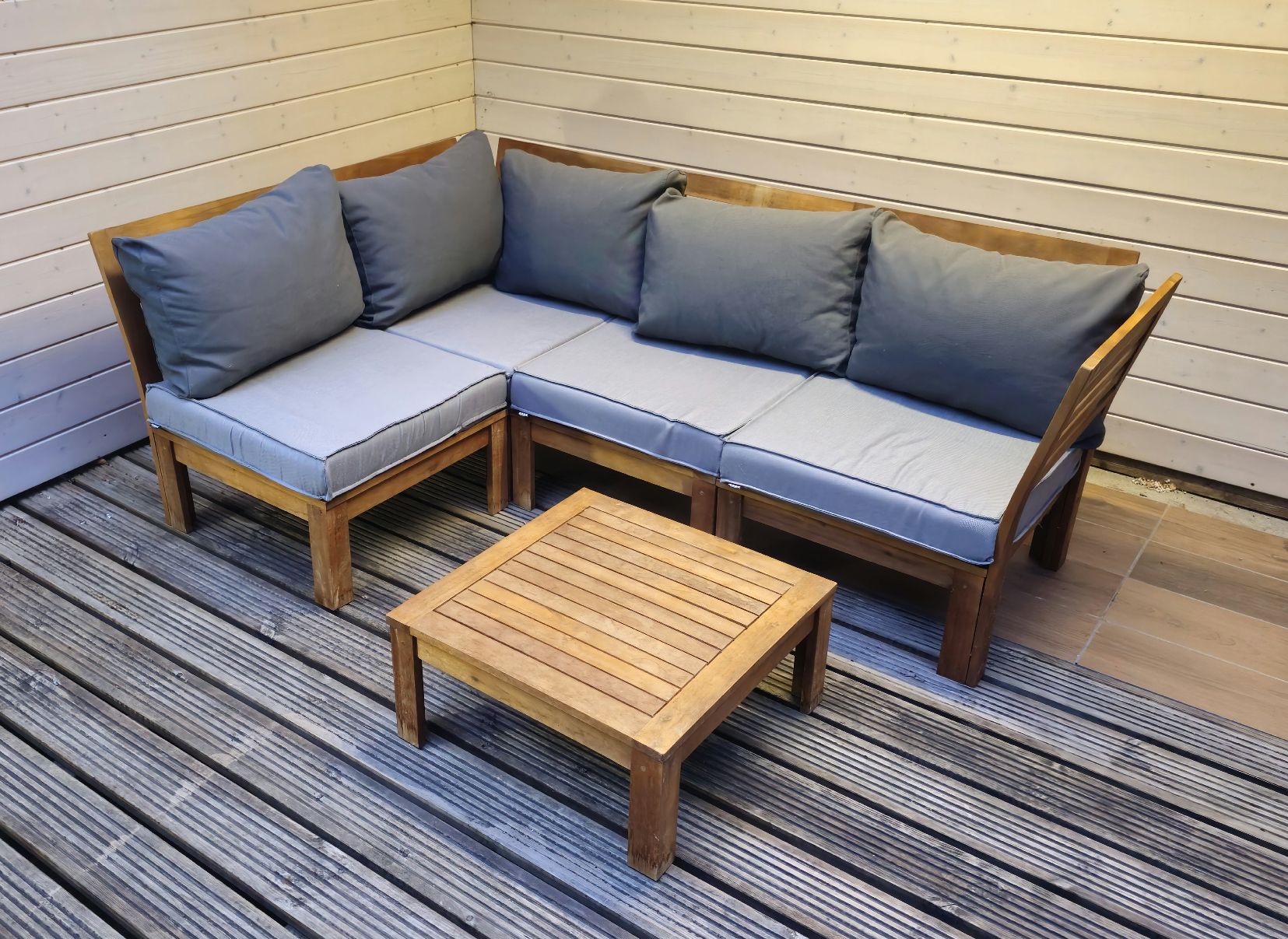 Ikea Divani: Gartenlounge Ecksofa mit Polstern und Beistelltisch – Usato da Etzgen venduto da VierRingeA6