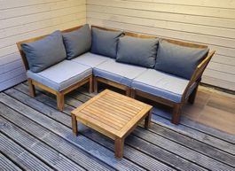 Gartenlounge Ecksofa mit Polstern und Beistelltisch