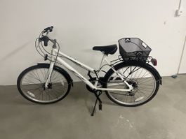 Damen-Citybike mit Gepäckträger