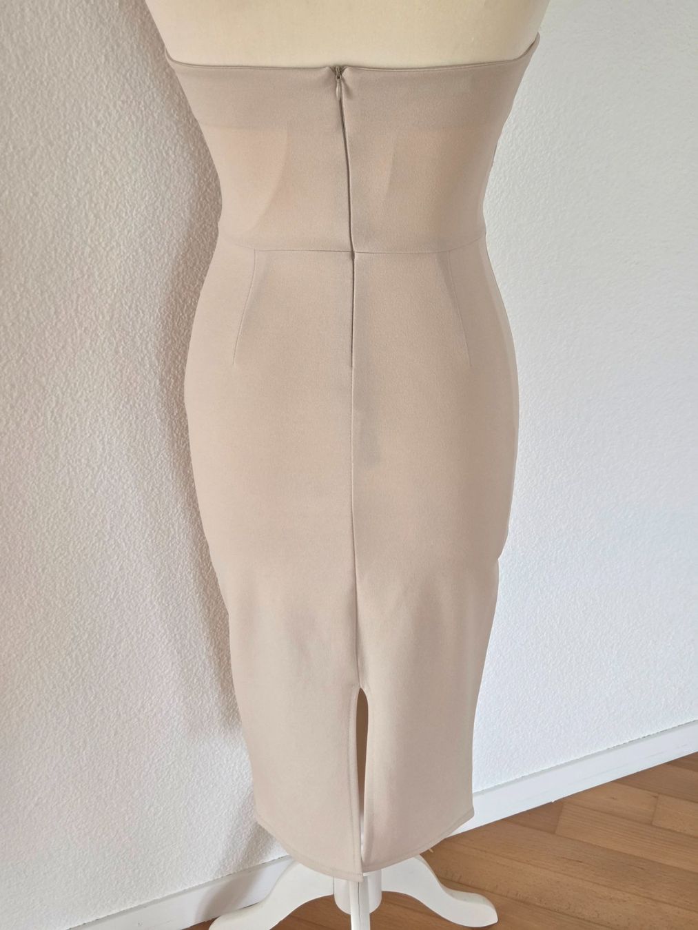 Wal G. Kleider: Elegantes trägerloses Kleid Wal G. – Gebraucht aus Wängi von Bibo4. 4