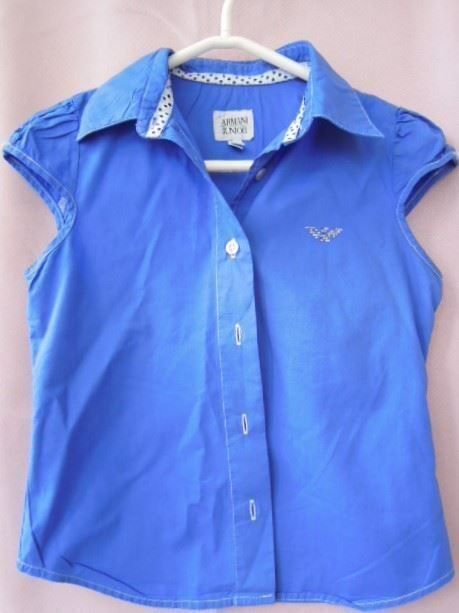 Armani Camicette, T-shirt & Top: ca. Gr. 110 ARMANI Bluse tolles Blau mit Glitzeremblem – Usato da Basel venduto da FRAU.ZAUBER.MOND 2
