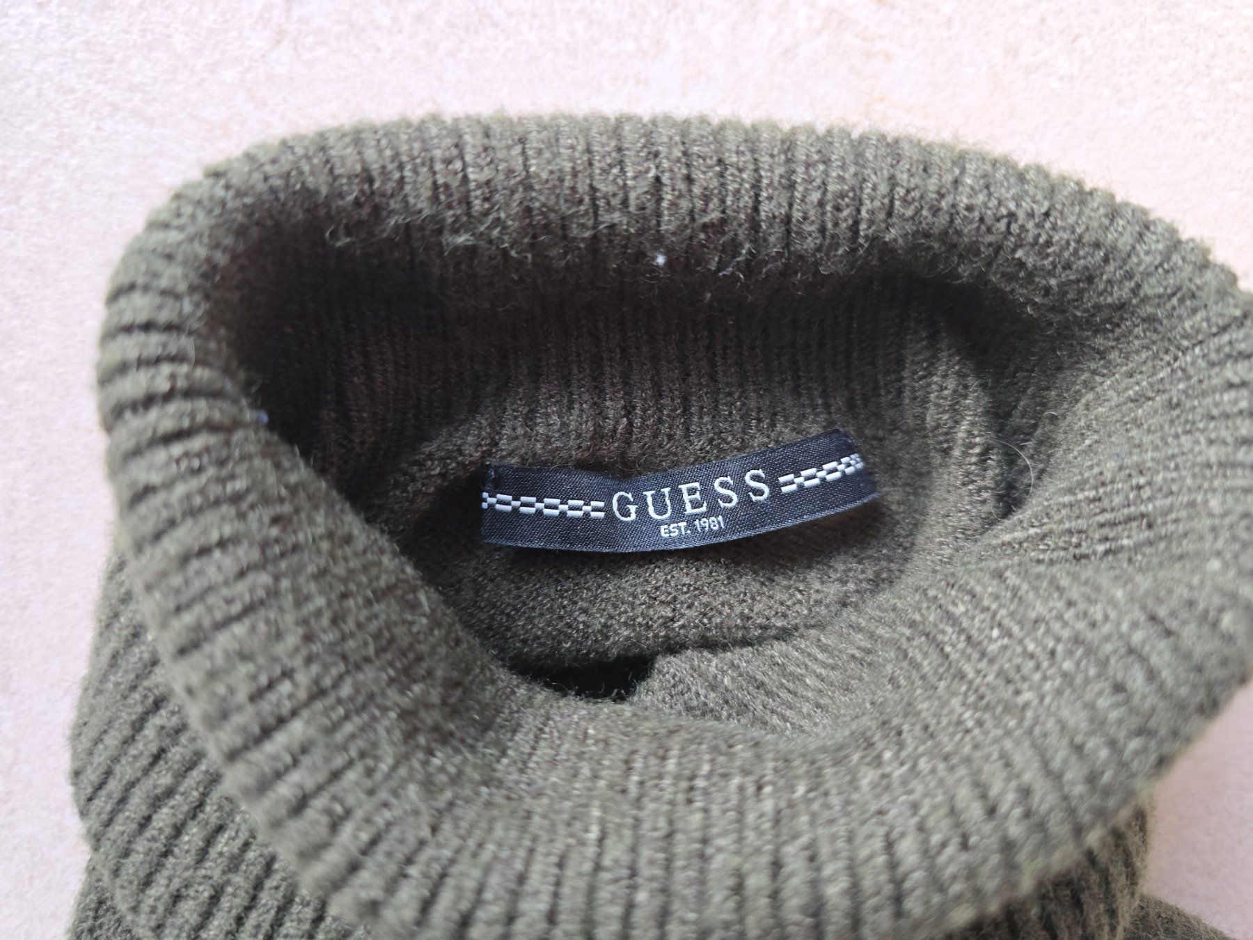 Guess Pulls & Sweat-shirts: Olivfarbener Guess Rollkragen Pullover  Gr. M – D'occasion à Steinhausen par aengeli07 2